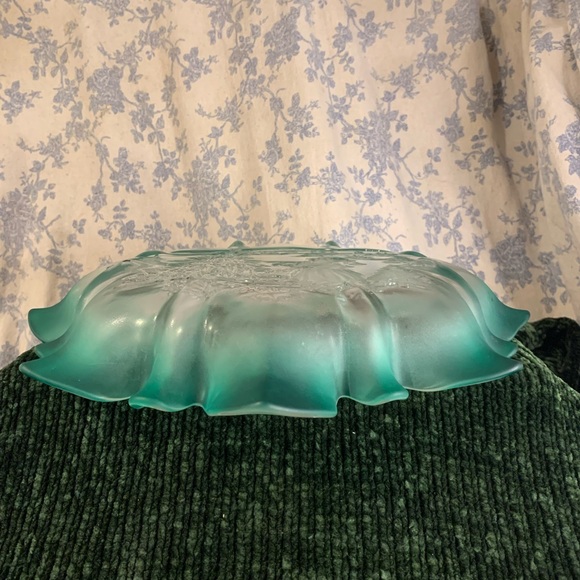 VTG Mikasa Spruce Green Ruffled Edge Frosted Glass Christmas Story 13" Platter - Picture 7 of 13